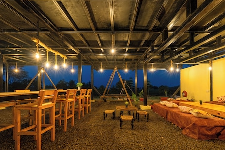 Opções para refeição ao ar livre. Hotel Meera Palace