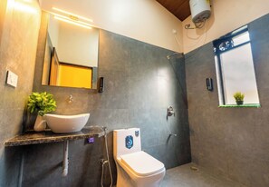 Deluxe Double Room | Bathroom | Shower, towels, soap, shampoo
