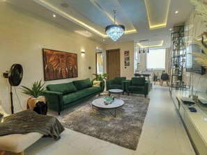 Căn hộ Deluxe, ban công, quang cảnh thành phố | Khu phòng khách