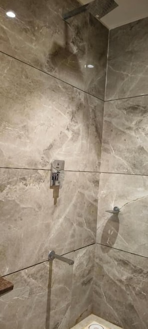 Executive Triple Room, 1 Bedroom | Bathroom