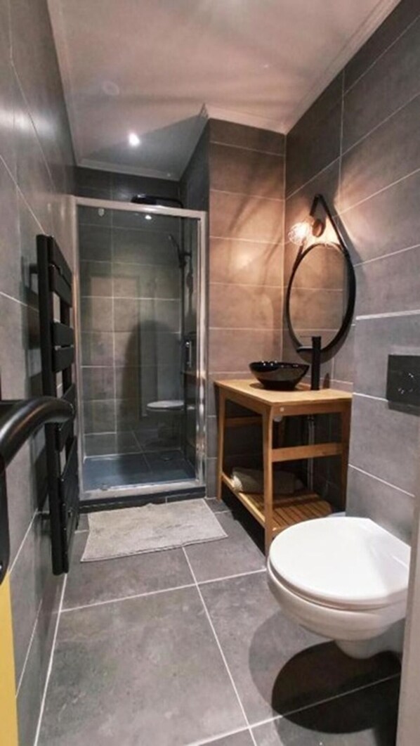 Douche, sèche-cheveux, serviettes fournies, savon