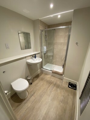 Bathroom - Entire modern apartment, close to local amenities and attractions. (Kingston upon Hull)