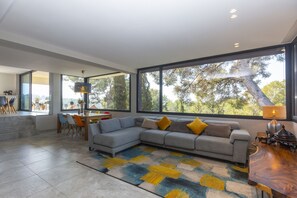 Living area - VILLA LOTUS MARE (CT)