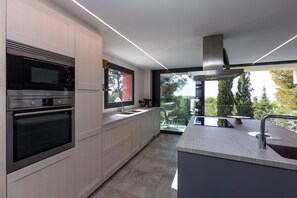 Private kitchen - VILLA LOTUS MARE (CT)