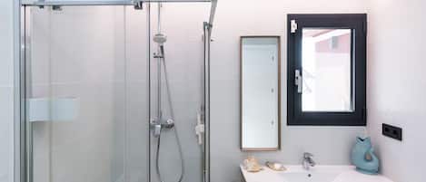 Dusche, Haartrockner, Handtücher, Seife