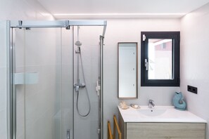 Een douche, een haardroger, handdoeken, zeep