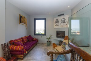 Living area - VILLA LOTUS MARE (CT)