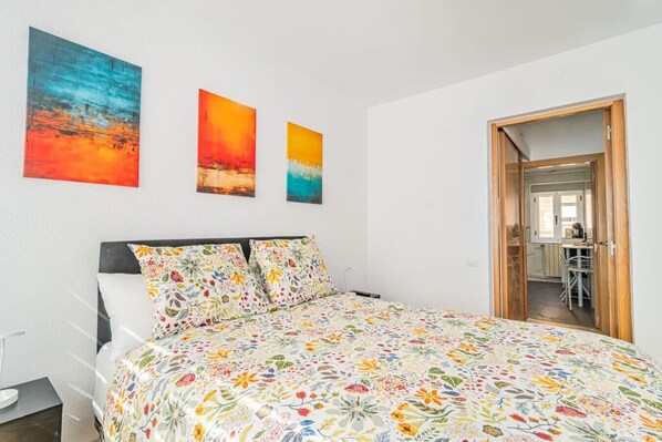 Desk, iron/ironing board, WiFi, bed sheets
