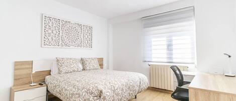 Desk, iron/ironing board, WiFi, bed sheets