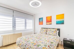 Desk, iron/ironing board, WiFi, bed sheets - City Stay with 3 Bedrooms (Zaragoza)