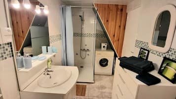 SĂšche-cheveux, serviettes fournies, papier toilette