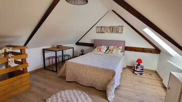 Tabla de planchar con plancha, wifi y ropa de cama
