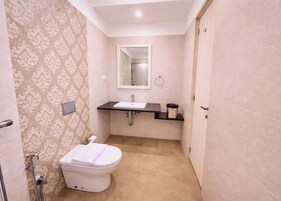 Shower, rainfall showerhead, free toiletries, bidet