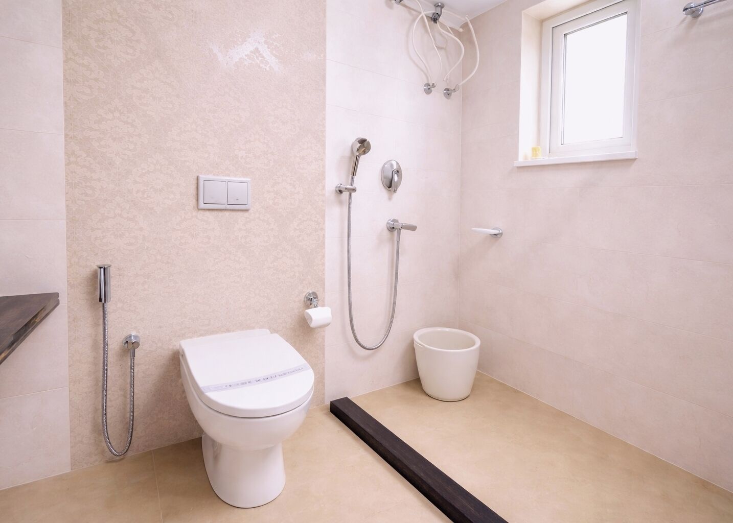 Shower, rainfall showerhead, free toiletries, bidet