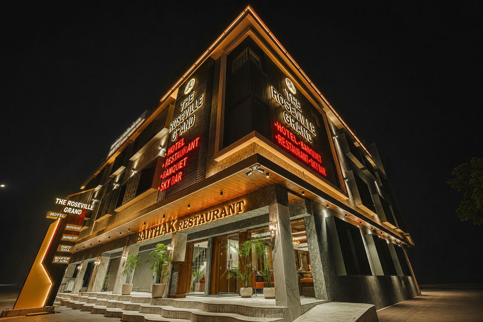 Un hotel con un cartel llamativo que indica que ofrece restaurante, salón de banquetes y bar en la azotea.