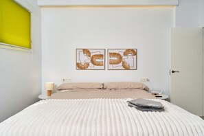 Tabla de planchar con plancha, wifi y ropa de cama 
