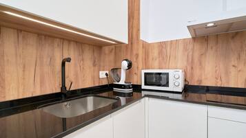 Fridge, microwave, stovetop, dishwasher