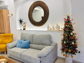 Living area - Apartment 'Portichuelo Majuelo Melocotón' with Wi-Fi and Air Conditioning (Almuñécar)