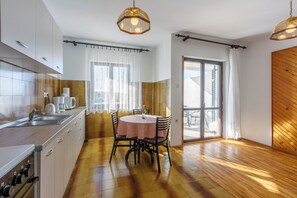Fridge, microwave, oven, stovetop - Vacation apartment with balcony (Crikvenica)