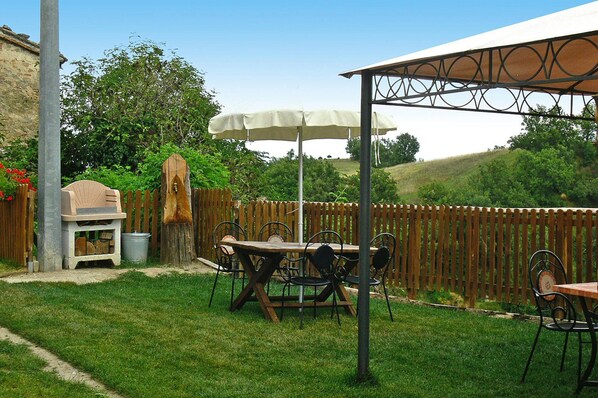 Deluxe Apartment, 3 Bedrooms | Outdoor dining - Apartment in Montefortino With Communal Pool (Montefortino)