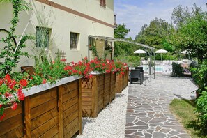 Luxury Apartment, 2 Bedrooms | Garden - Apartment in Montefortino With Communal Pool (Montefortino)