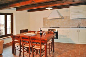 Luxury Apartment, 2 Bedrooms | Private kitchen - Apartment in Montefortino With Communal Pool (Montefortino)