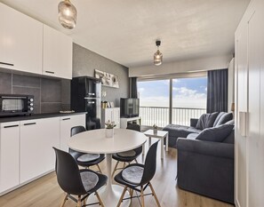 A modern apartment with a kitchen, dining area, and a balcony with a view. - Apartment in Blankenberge Near the Pier (Blankenberge)