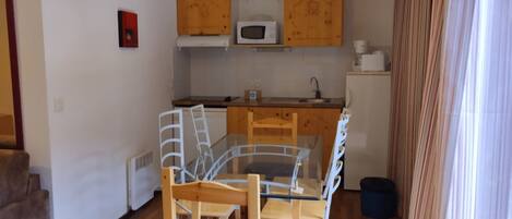 Classic Apartment, 3 Bedrooms | Private kitchen