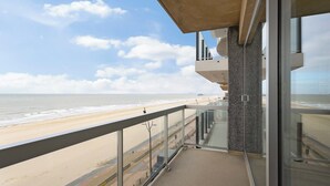 A balcony with a view of the beach and ocean. - Apartment in Blankenberge With Sea Views (Blankenberge)