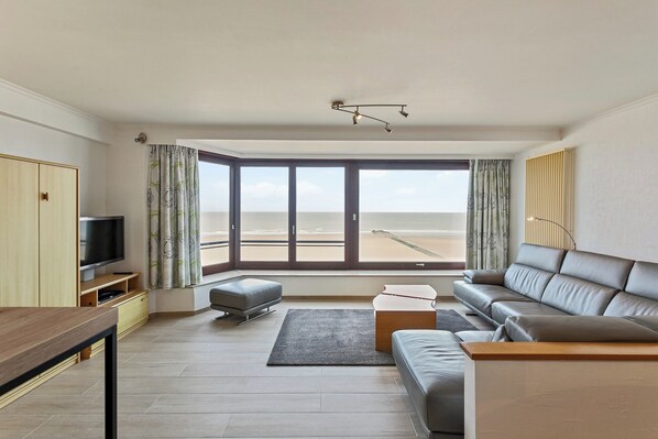 Classic Apartment, 3 Bedrooms | Living room - Apartment by the Sea Near Marina (Blankenberge)