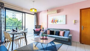 Una sala moderna con sofá, una mesa de centro y un comedor.