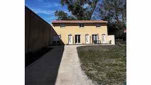 Un bâtiment doté d’un toit plat, d’une porte et d’une fenêtre.