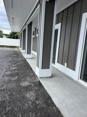 Exterior detail - Spacious 4-bedroom building in gorgeous Hilo with AC. Center of Hilo. (Hilo)
