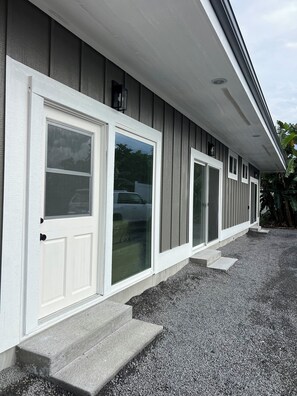 Exterior detail - Spacious 4-bedroom building in gorgeous Hilo with AC. Center of Hilo. (Hilo)