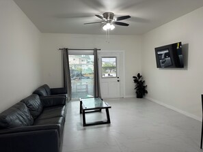 Living area - Spacious 4-bedroom building in gorgeous Hilo with AC. Center of Hilo. (Hilo)