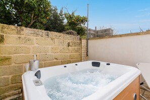 Bañera de hidromasaje al aire libre
