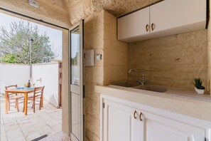 Frigorífico, microondas, placa de cocina y hervidor eléctrico