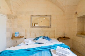 Iron/ironing board, WiFi, bed sheets - Corte Cochlea 'La Curte Suite' with Wi-Fi, AC, and Hot Tub (Cannole)