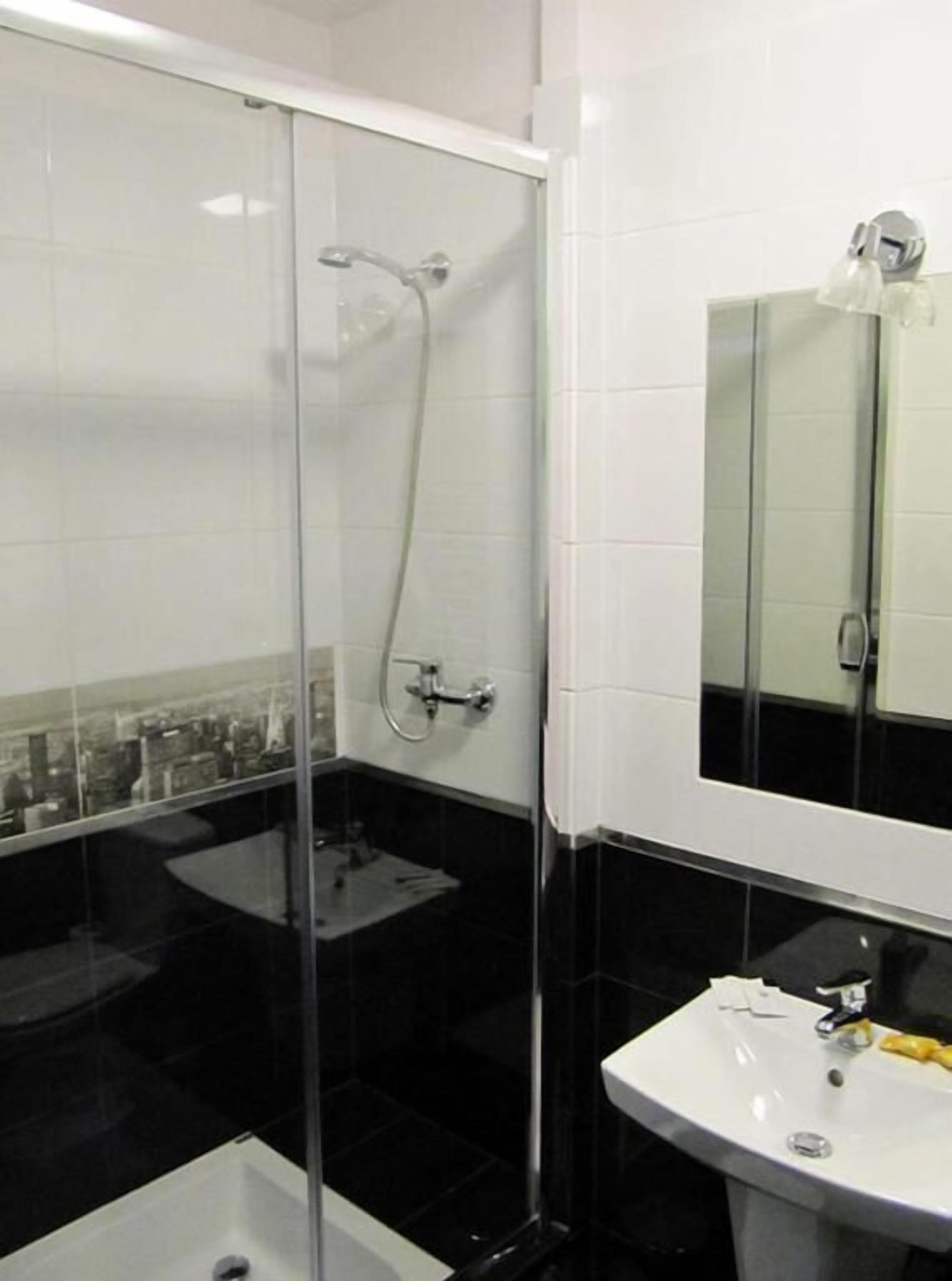 Superior Double or Twin Room | Bathroom | Shower, towels, soap, shampoo
