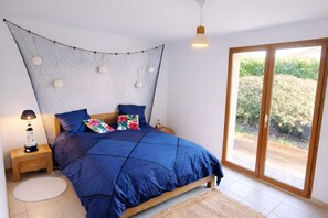 1 habitación, tabla de planchar con plancha, wifi y ropa de cama
