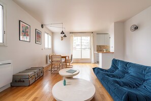 Living area - Sage and Sun, by Veeve (Paris)