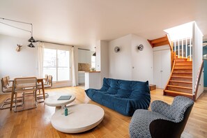 Living area - Sage and Sun, by Veeve (Paris)