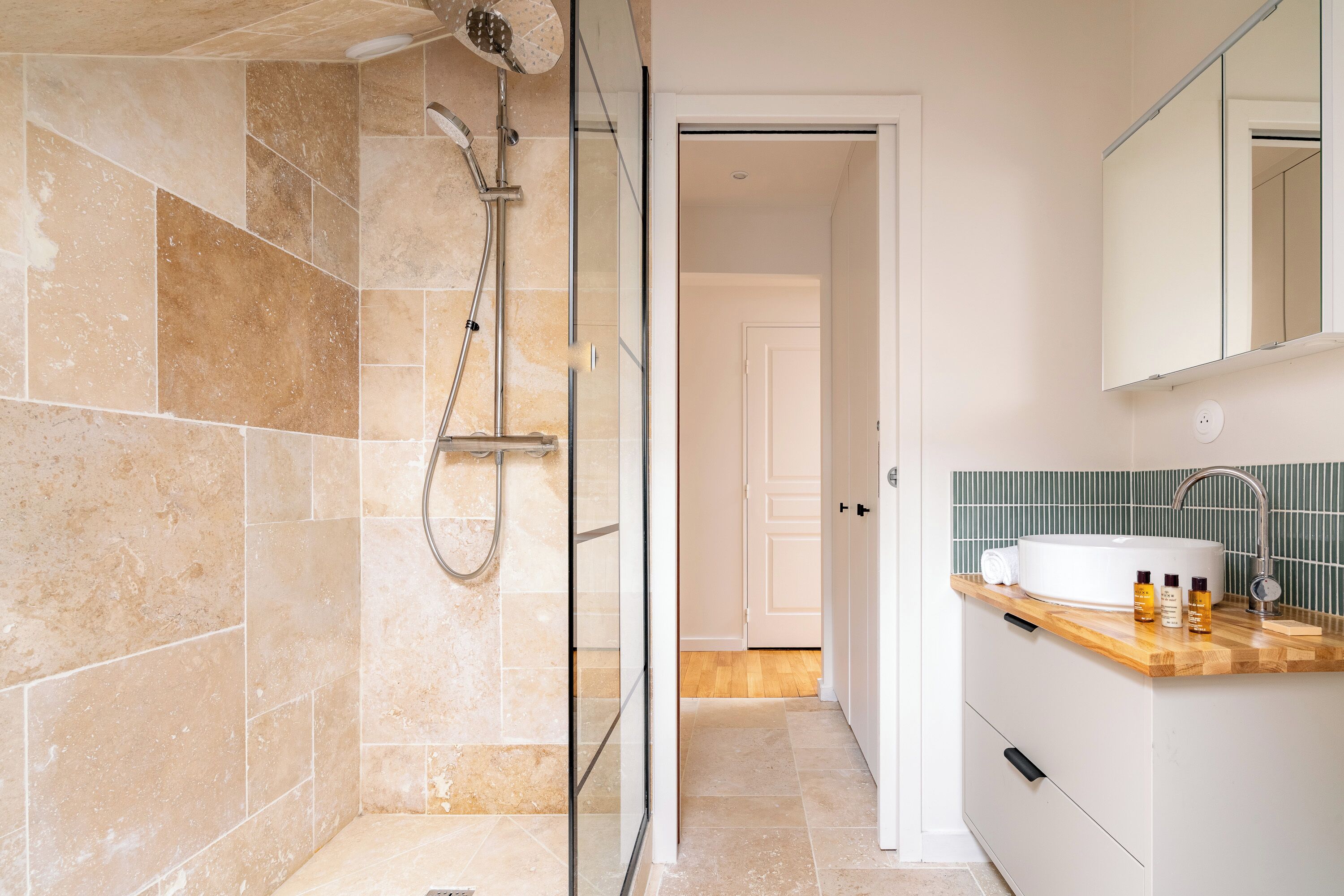 Douche, séchoir à cheveux, serviettes fournies