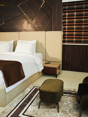 Kamar Comfort, balkon, pemandangan kota | Meja kerja, ruang kerja ramah laptop, dan tirai kedap cahaya