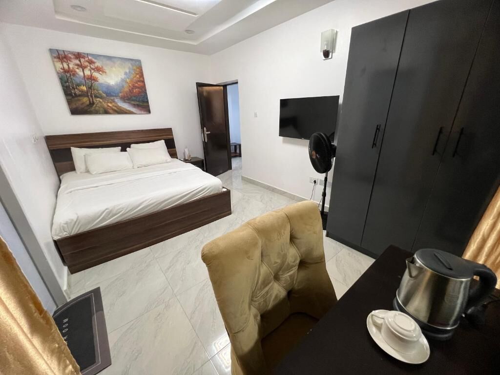 Quarto conforto, sacada, vista para a cidade | Escrivaninha, espaço de trabalho para notebook, cortinas blackout