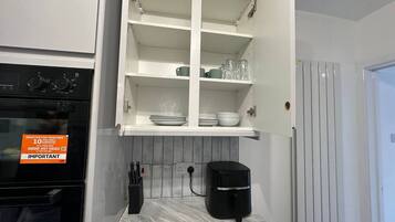 House, 4 Bedrooms | Private kitchen