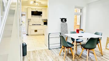 House, 4 Bedrooms | Dining room