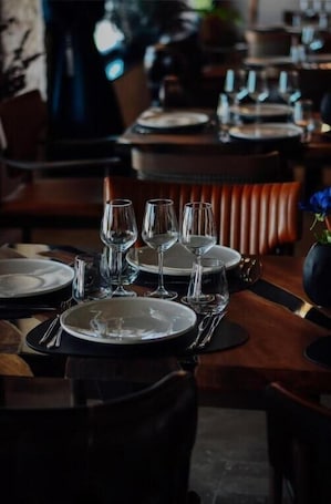 Dining. Black Sea Horses