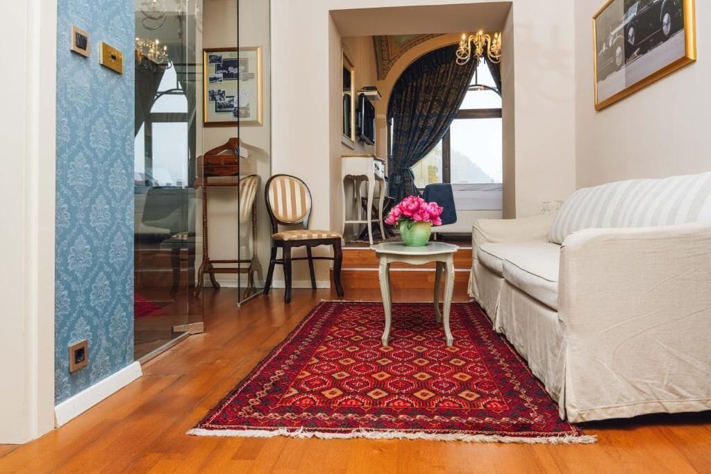 Quadruple Room, City View | Living area