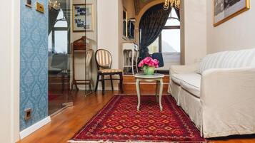 Quadruple Room, City View | Living area